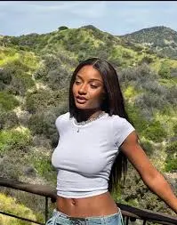 Ayrra Starr flexing no bra top